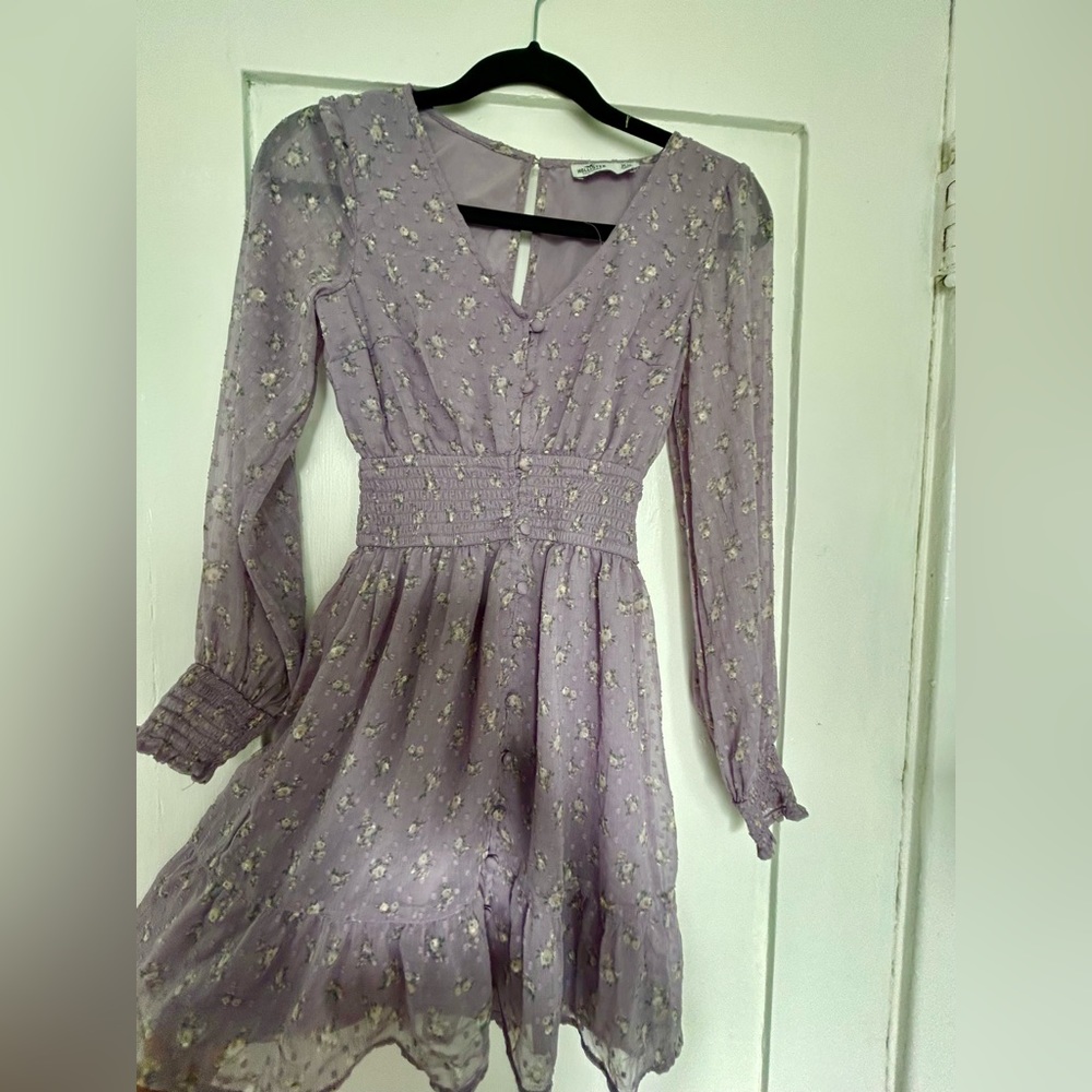 Hi Hi!! I’m selling this real cute never worn Hollister dress